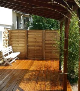 Création d'une terrasse en bois exotique sur chape existante avec brise vue 