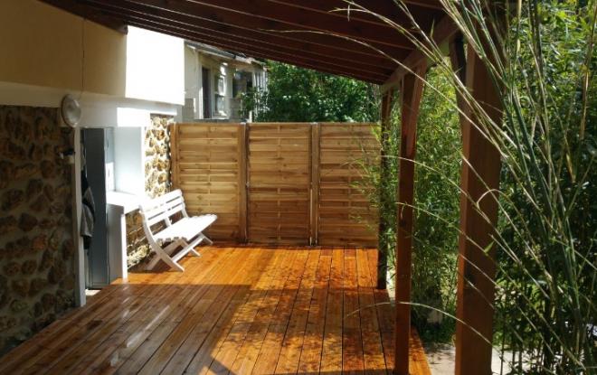 Création d'une terrasse en bois exotique sur chape existante avec brise vue 